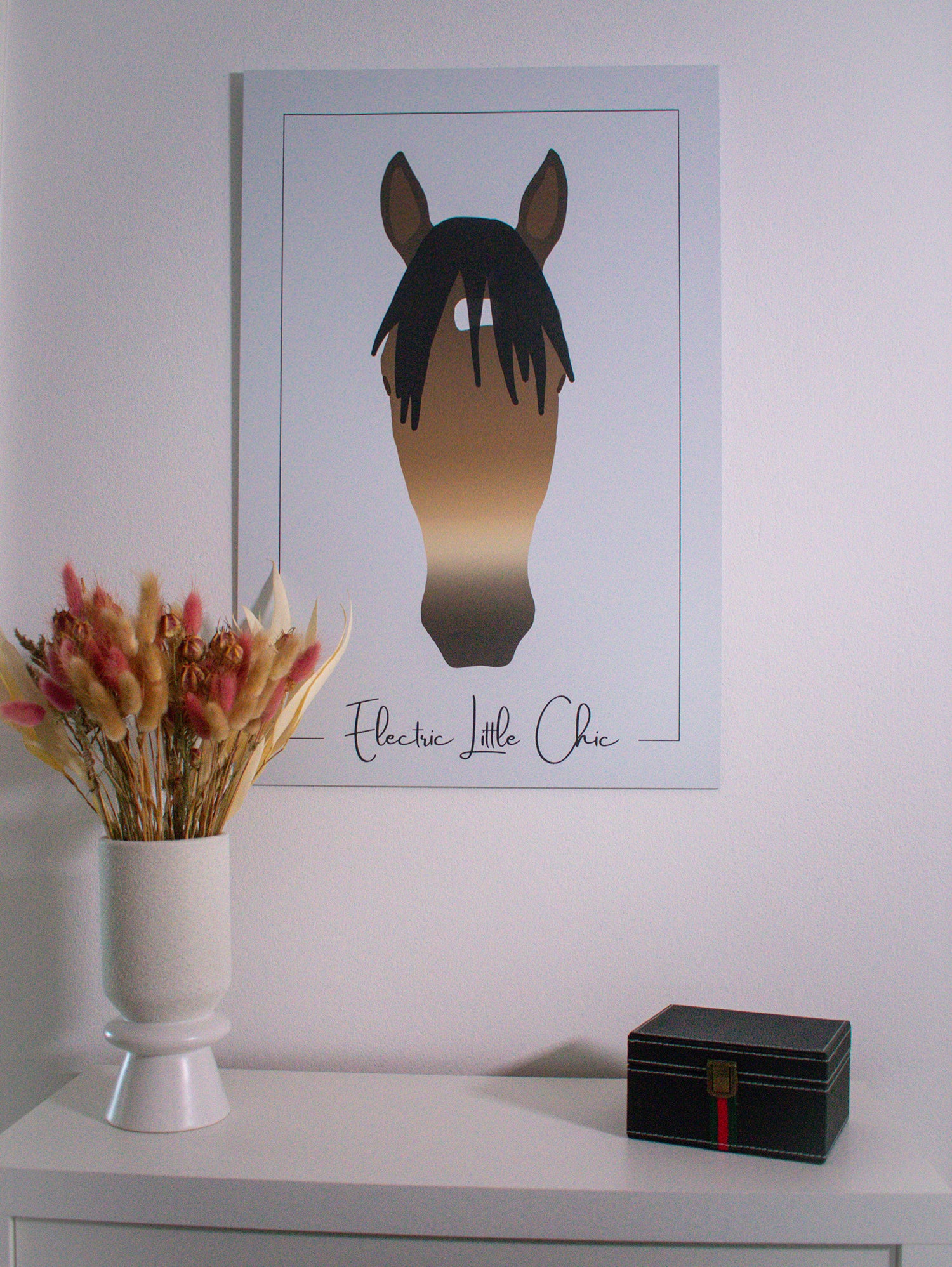 Pferdemädchen hält ihre individuellen und digitalen Portraits in schwarz weiß auf Leinwand gedruckt in der Hand.
