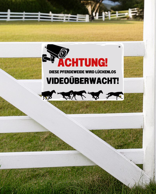 Hinweisschild Videoüberwachung - Achtung! Diese Pferdeweide wird lückenlos videoüberwacht.